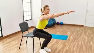 Ni planchas ni abdominales: los 5 ejercicios en silla que reducen barriga después de los 60