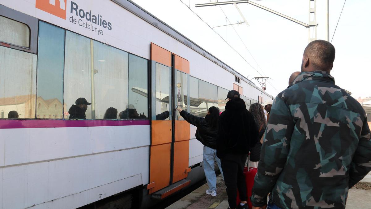 Usuaris de la línia R12 fan cua per pujar al tren a l'estació de Mollerussa