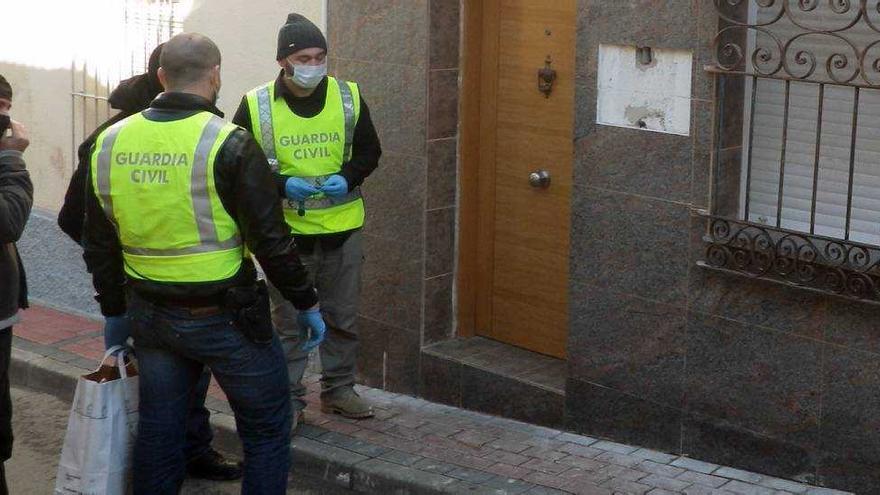 Varias fotos de la operación en Águilas, facilitadas por la Guardia Civil.