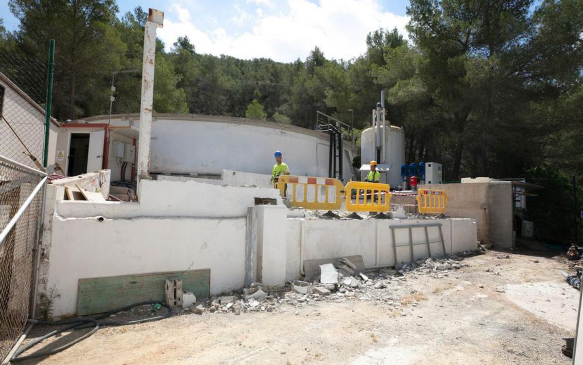Imagen del desmantelamiento de la desaladora de ses Eres. | VICENT MARÍ