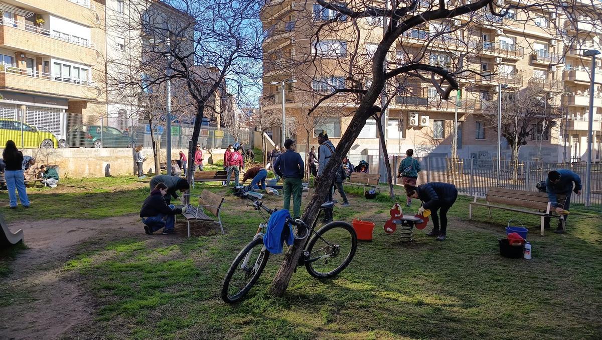 Un moment de les tasques per millorar el petit parc de Casa Caritat