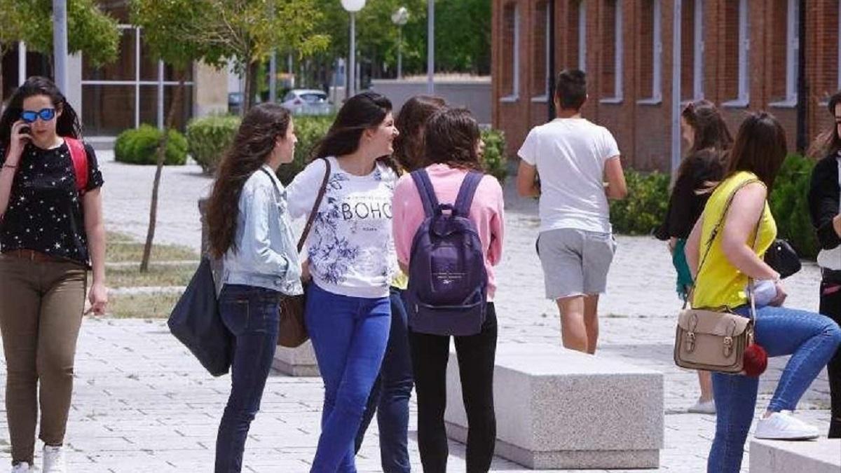 Universitarios en el Campus Viriato de Zamora.