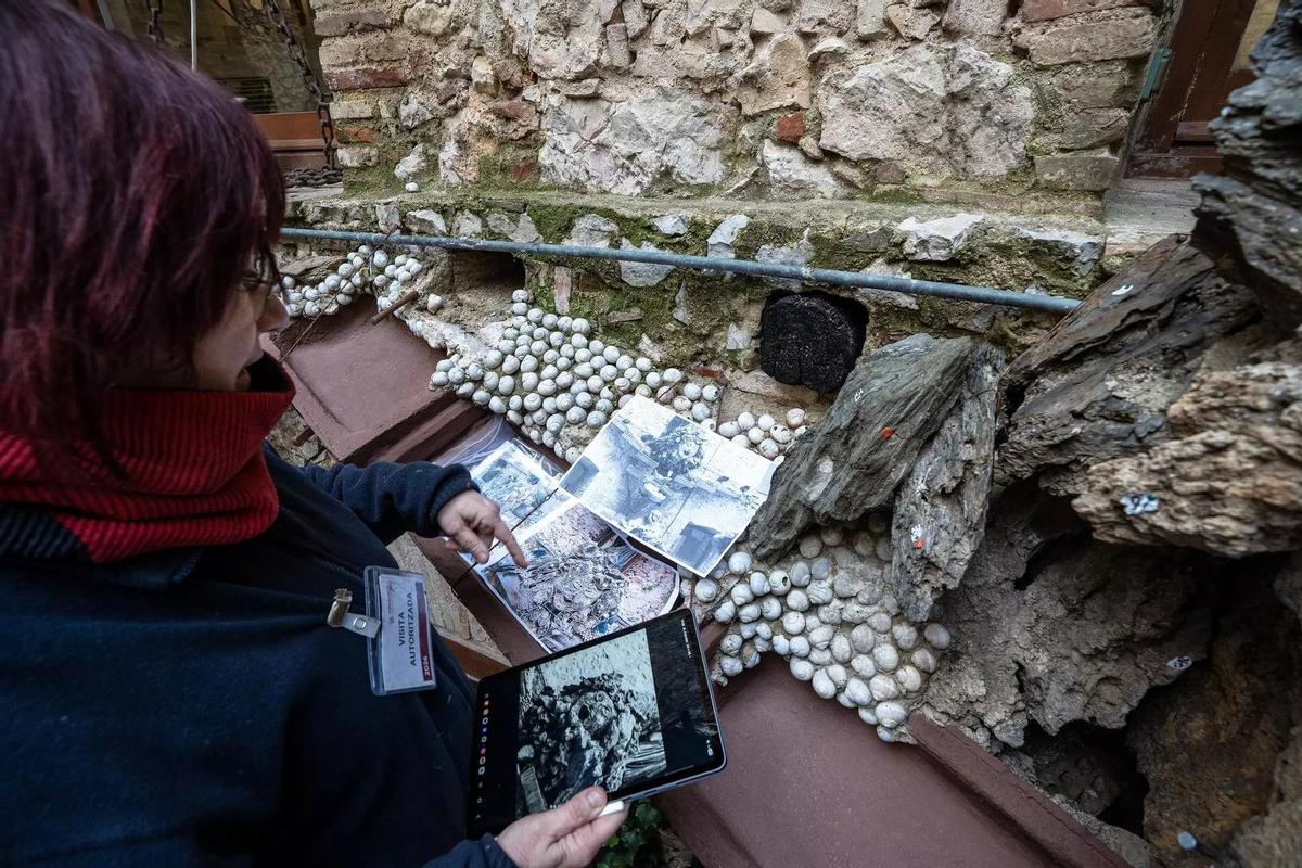 La restauradora señala la fotografía con las piedras numeradas que es imprescindible para volver a montarlas. Debajo, se pueden ver los caracoles originales y los cajones