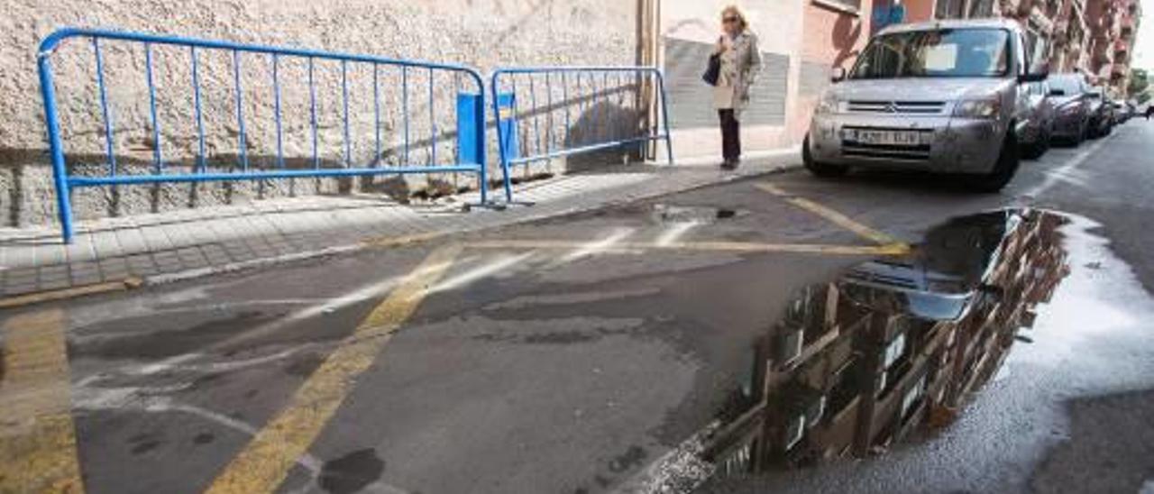 Cada vez que llueve con cierta consistencia se embolsa agua en medio de la calle.