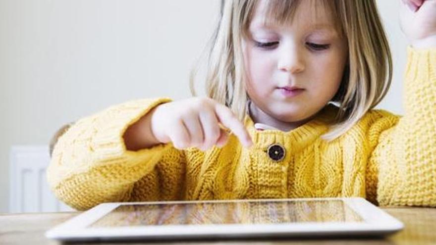 Els experts creuen que no és beneficiós que els nens utilitzin la tecnologia aviat.