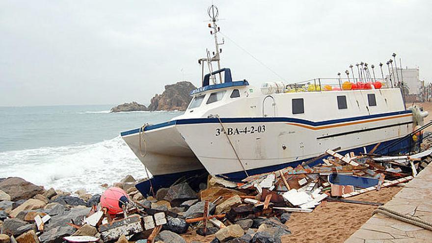 A l&#039;esquerra, un vaixell encallat a la platja de Blanes després de la llevantada de 2008. A la dreta, Jordi Martinoy i l&#039;alcaldessa de Platja d&#039;Aro, ahir.