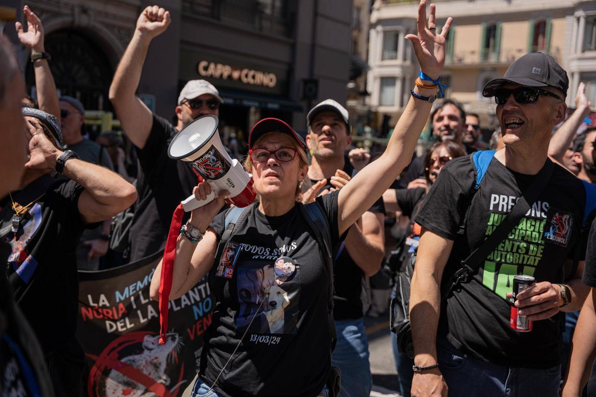 Trabajadores de prisiones se manifiestan en Barcelona para tener mayor seguridad.