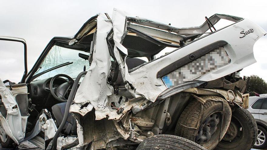 Muere un hombre y su hijo de seis años queda grave en un accidente de