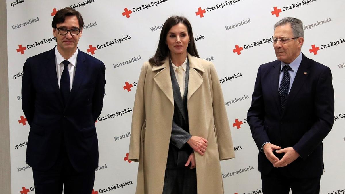 La reina Letizia (c) junto con el ministro de Sanidad, Salvador Illa (i) y el presidente de Cruz Roja Española, Javier Senent (d)
