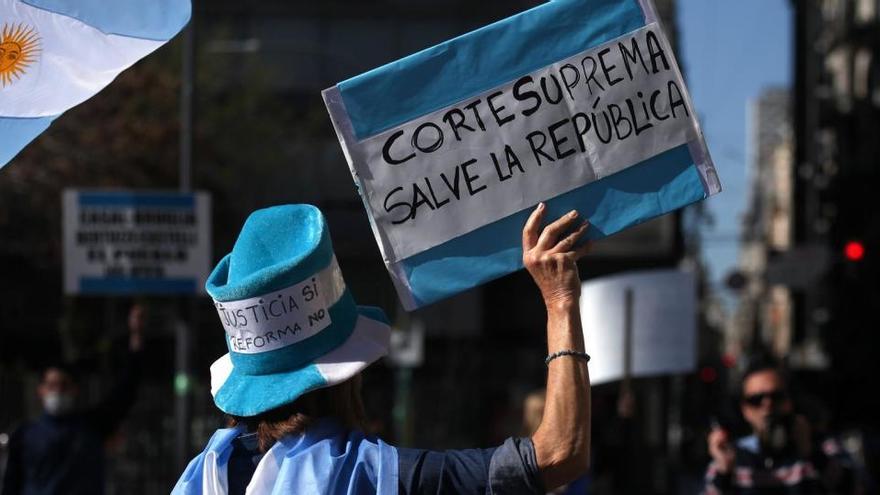 Imagen de archivo de una mujer en Argentina en apoyo a la Justicia.