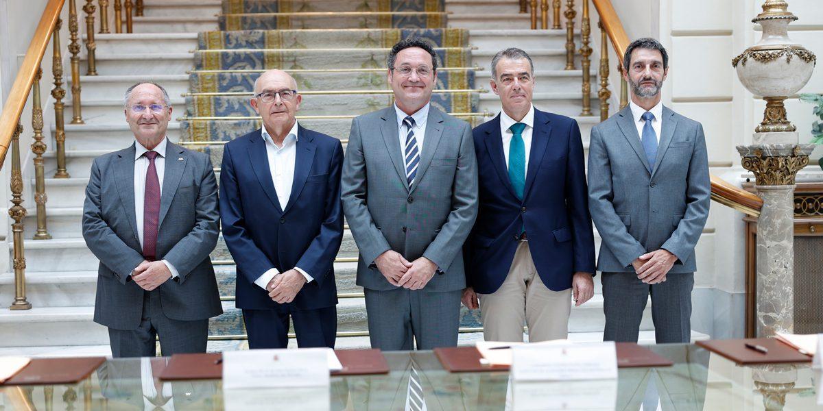Firma del convenio con la Fiscalía General del Estado de los directores de las agencias antifraude en 2023.