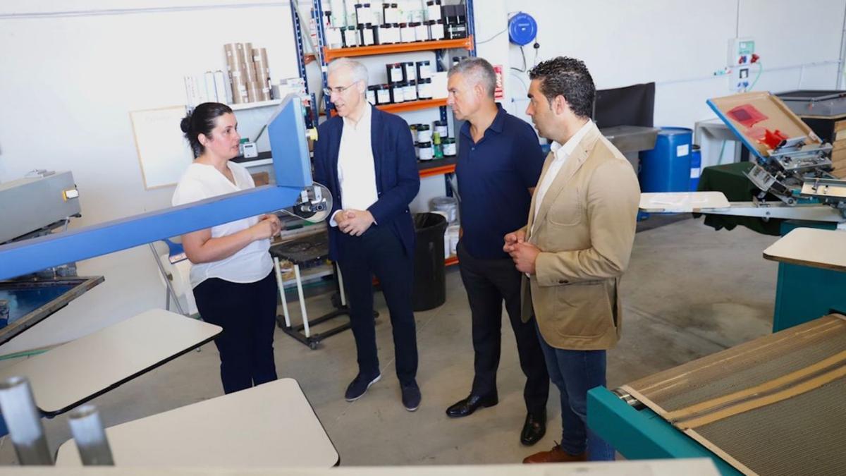 Conde, Campos y López, en su visita a la firma Grafidozón, en el actual vivero de empresas. |   // FDV