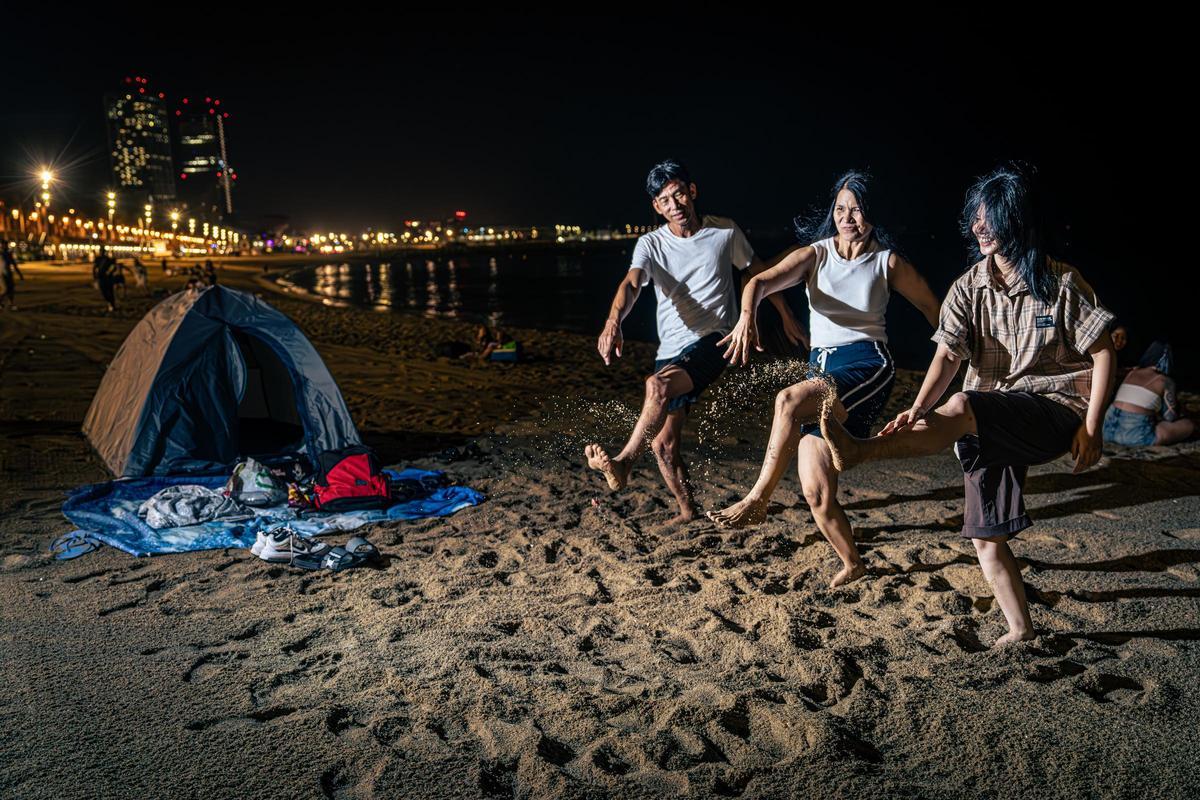 Refugio nocturno: Barcelona se refresca y descansa en sus playas durante las noches calurosas