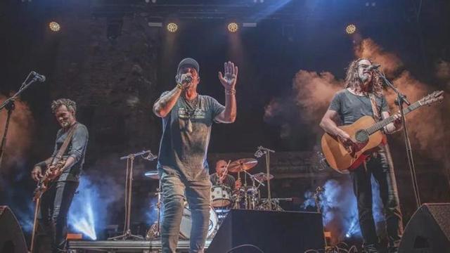 Gossos i Lax’n’Busto compartint escenari. | GASPAR MORER