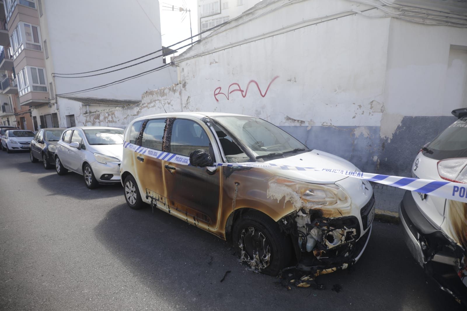 Una oleada de incendios en contenedores causa grandes daños en es Fortí