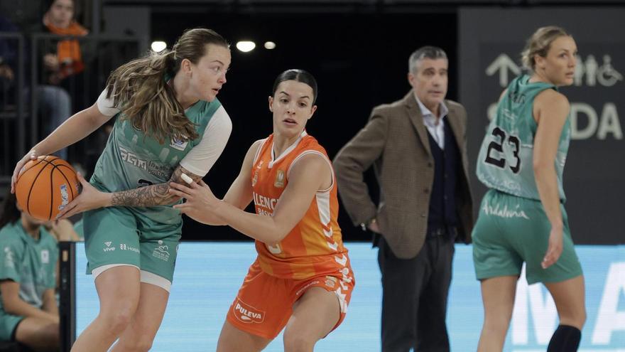 Un instante del encuentro con el técnico Francis Tomé en segundo término.