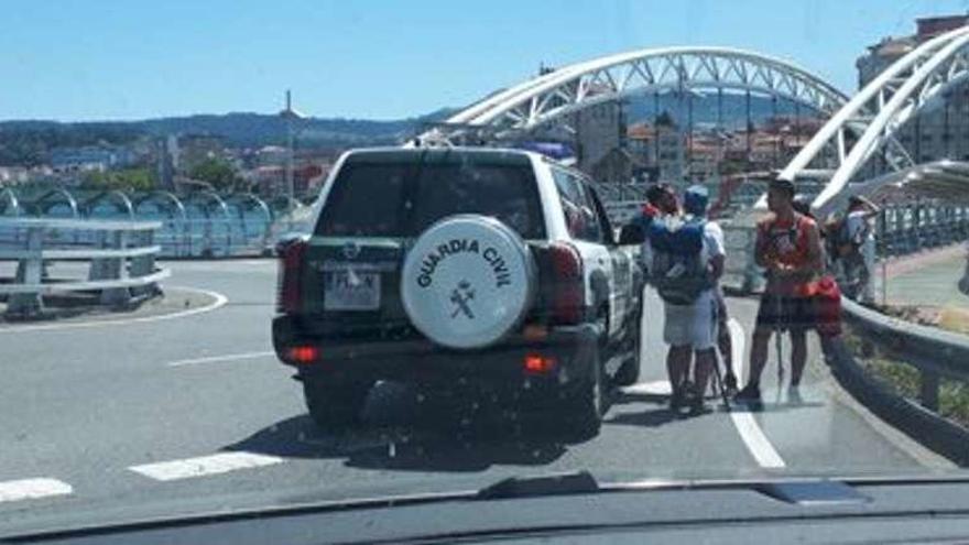 Un grupo de peregrinos consulta a la Guardia Civil sobre el camino a seguir. // Guardia Civil