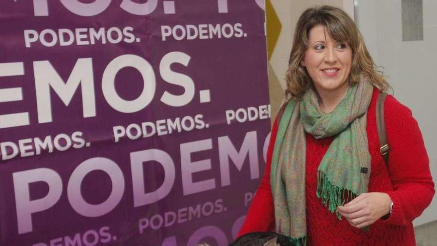 Carmen Santos, líder de Podemos en Galicia, antes de ofrecer una rueda de prensa. // X. Álvarez