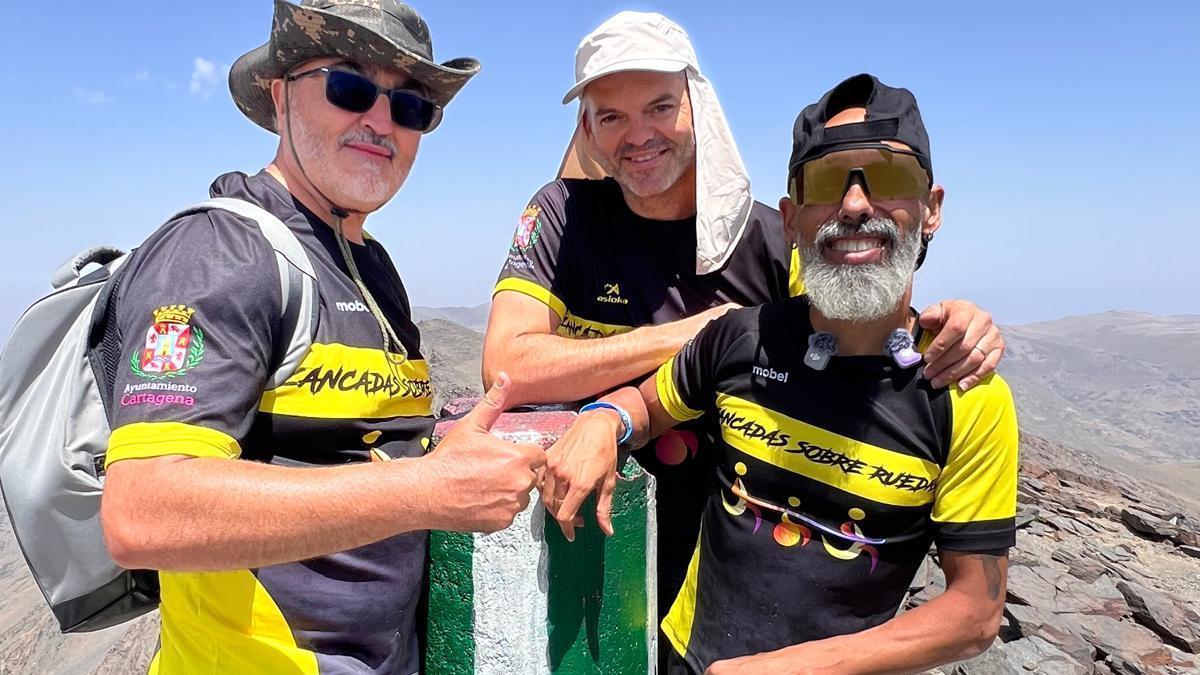 Superpaco, en la cima del Mulhacén con dos de sus acompañantes