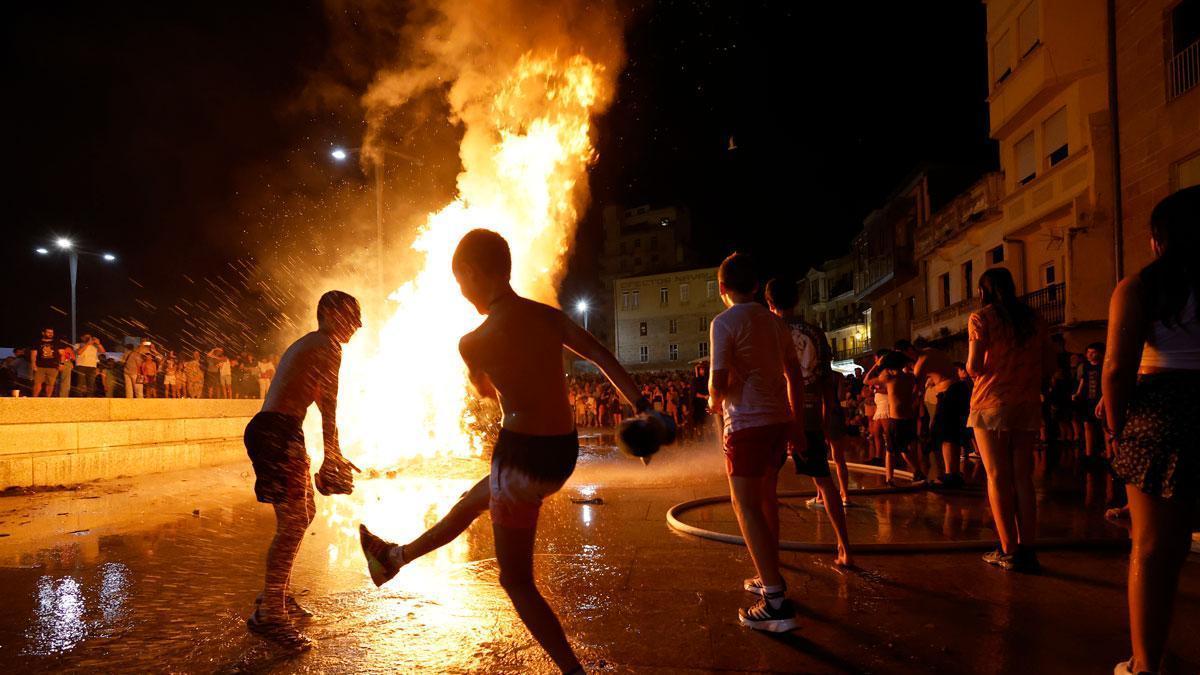 Unos jóvenes, en la hoguera encendida en la Praza do Berbés, en una imagen de archivo.