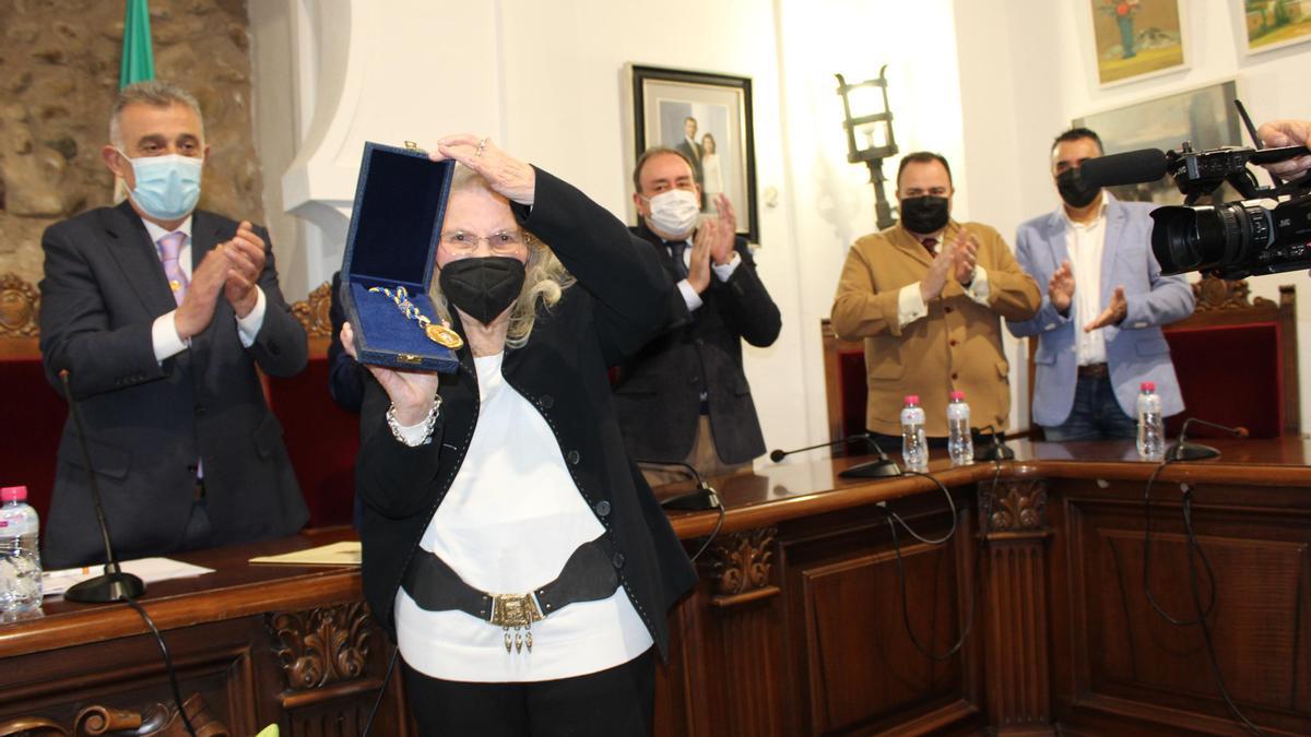 Isabel Agüera muestra orgullosa la medalla de oro de Villa del Río.