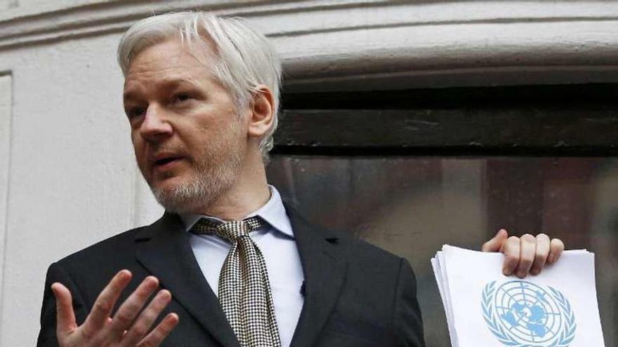 Assange, ayer, en el balcón de la embajada de Ecuador en Londres. // Reuters