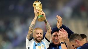 El Papu Gómez levantando la copa del Mundial de Qatar 2022 tras la victoria de Argentina