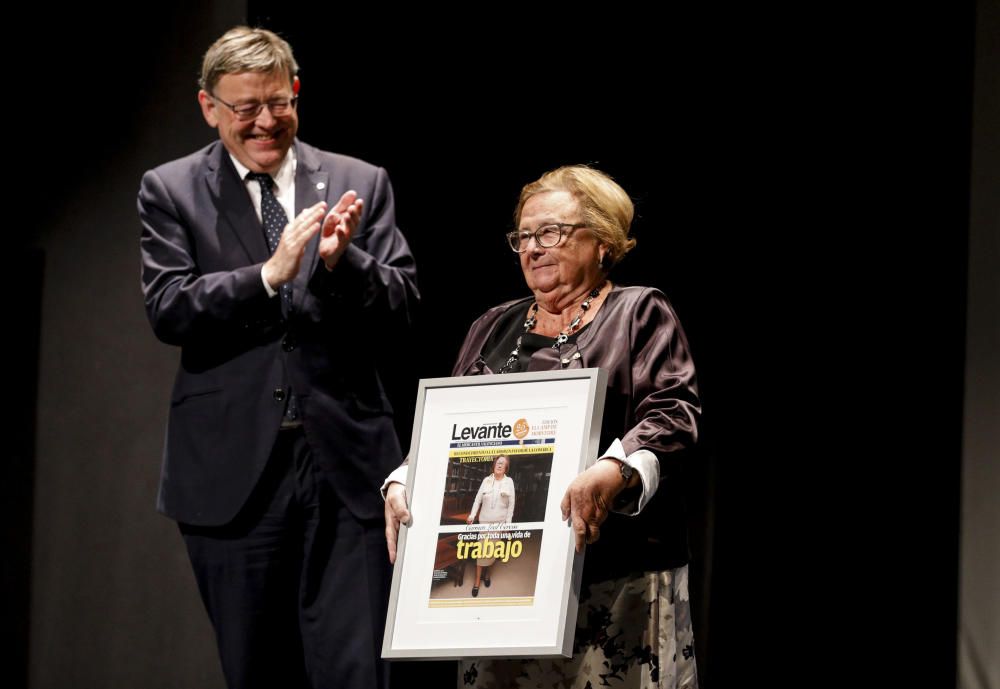 Ximo Puig aplaude a Carmen Leal, premio a la Trayectoria, durante la gala del 25º aniversario de la edición de Levante-EMV en el Camp de Morvedre.