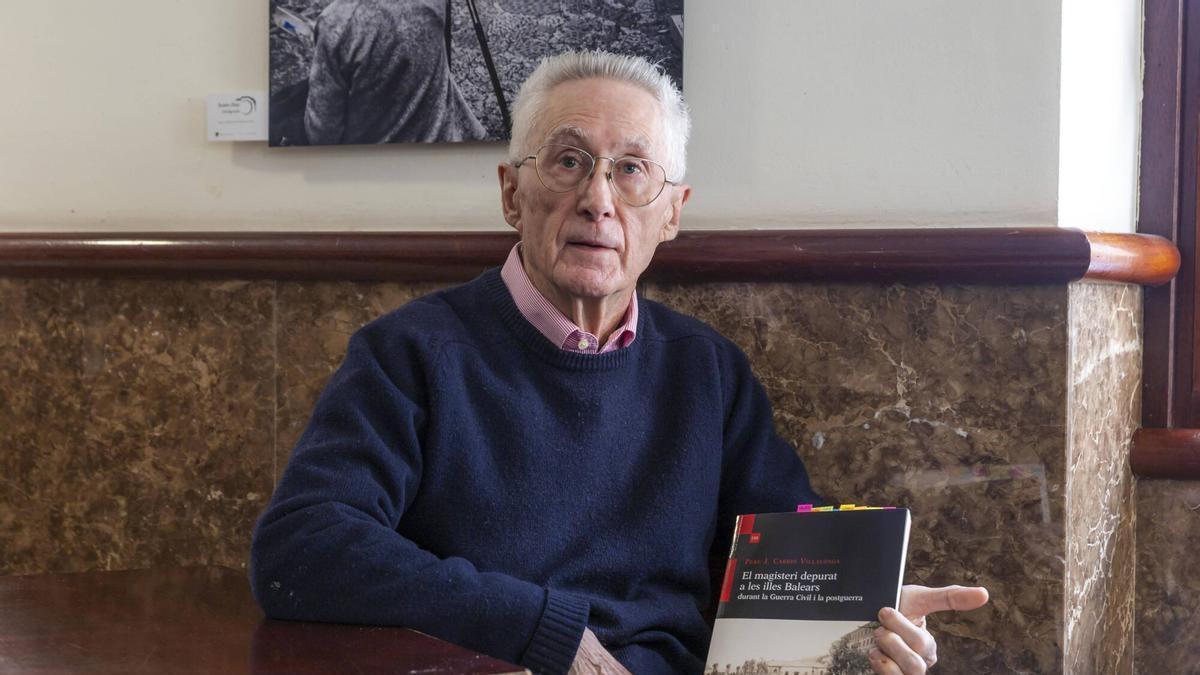 Pere Carrió publica una exhaustiva investigación en la que rescata la memoria de los maestros depurados por el franquismo