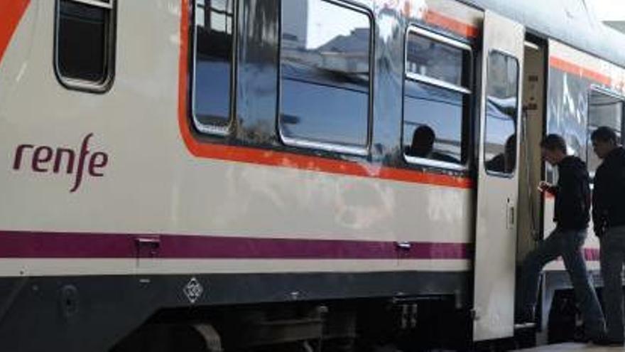 Un tren que cubre la línea A Coruña-Ferrol.