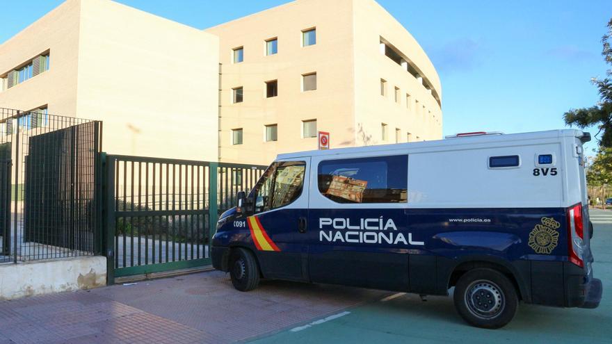 Roba en seis pisos de su propia finca en Castelló pese a llevar pulsera telemática