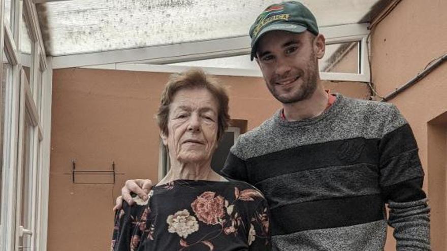 Eduardo está muy unido a su abuela Luisa, exvendedora en la plaza de Vilagarcía.