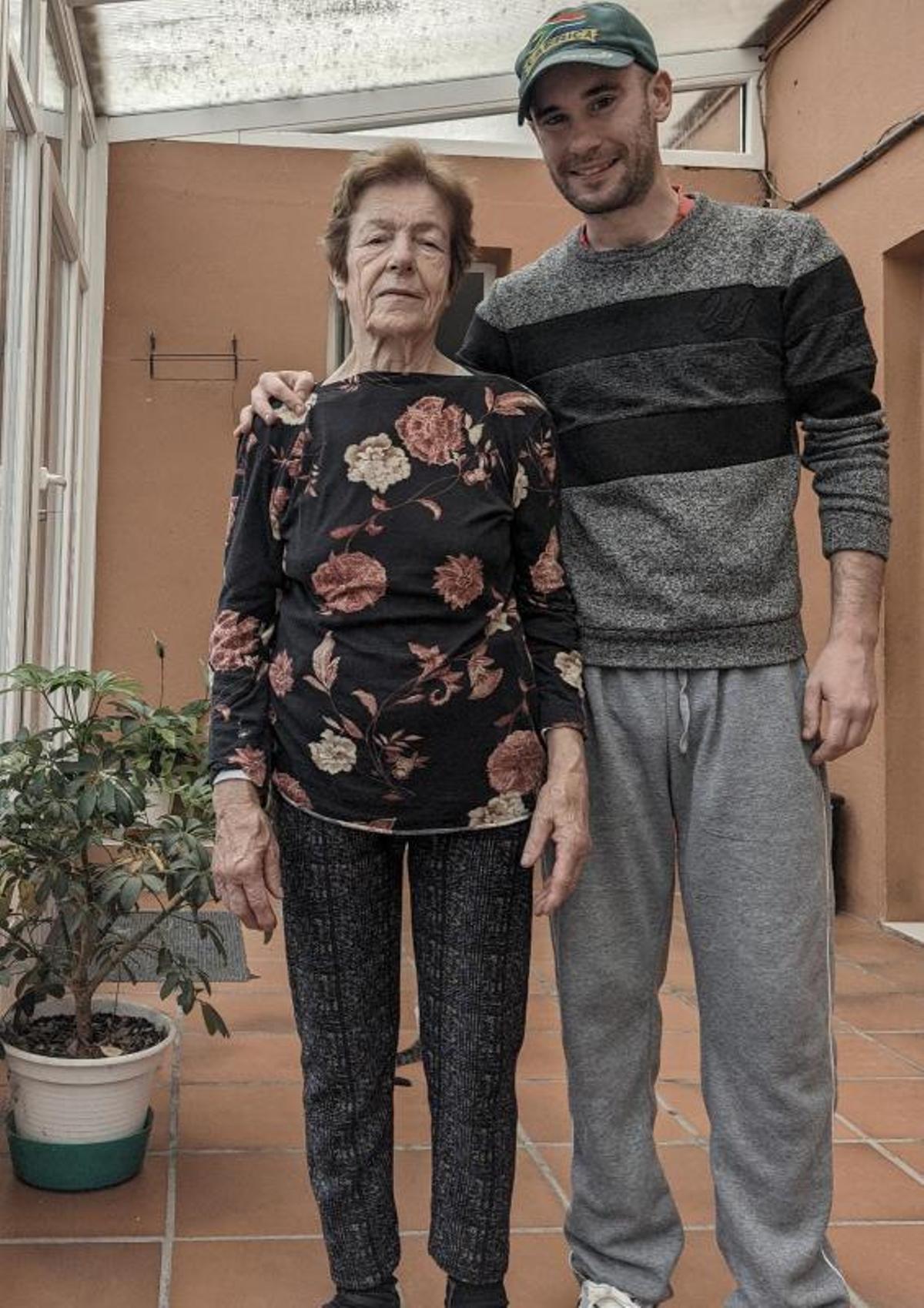 El joven agricultor es un gran aficionado al ajedrez. En la foto, jugando en Egipto. | // FDV