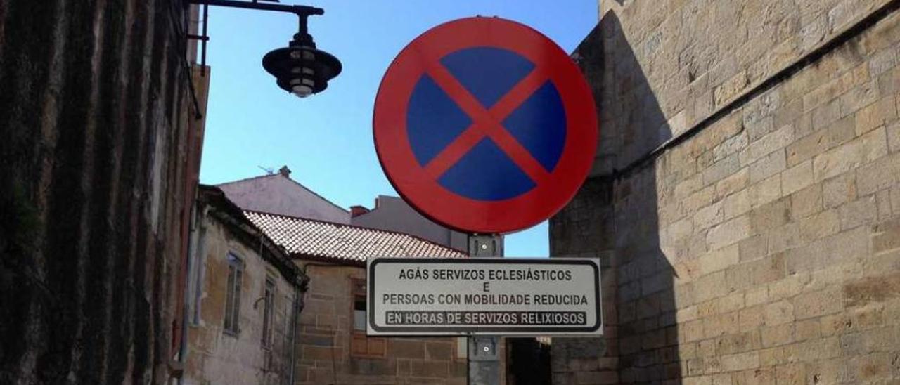 Una señal restringe el estacionamiento de vehículos junto a la iglesia parroquial. // Santos Álvarez