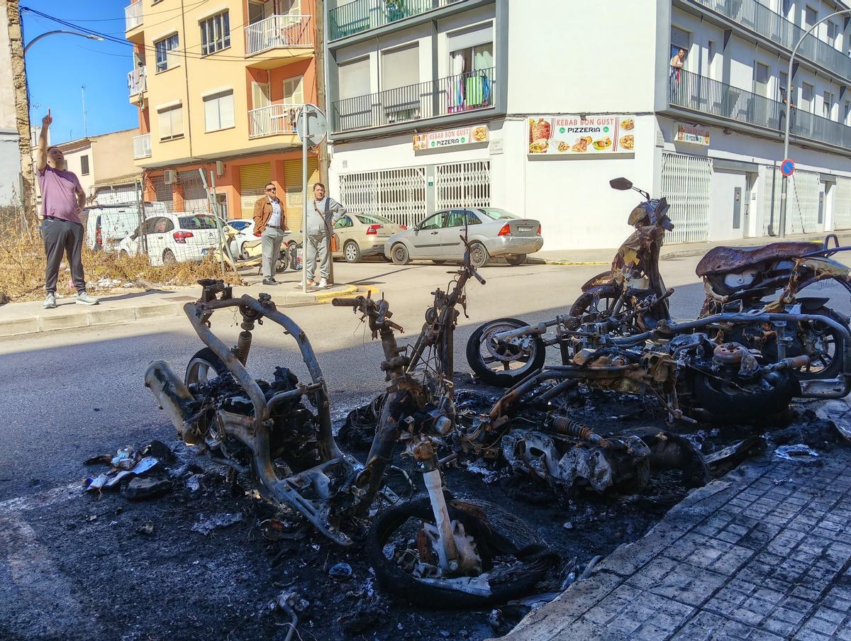 Un incendio destruye cuatro motos y un coche en La Soledat