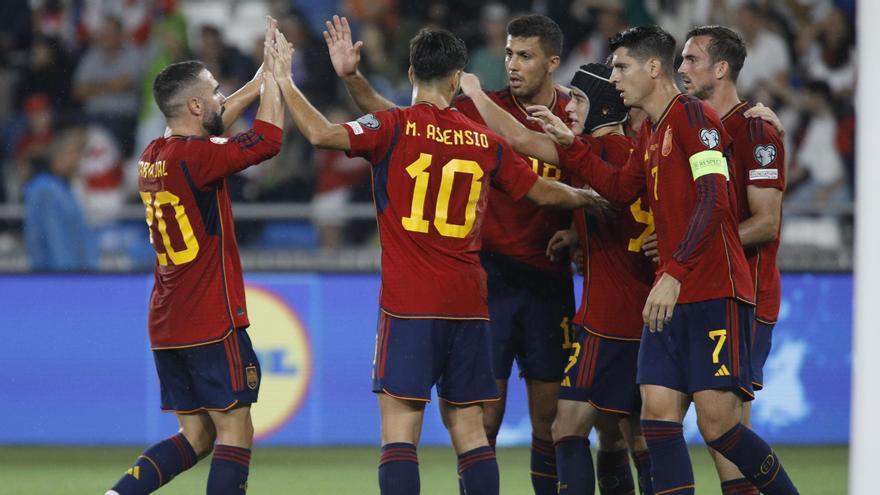 Los jugadores de la selección española celebran uno de los goles del partido