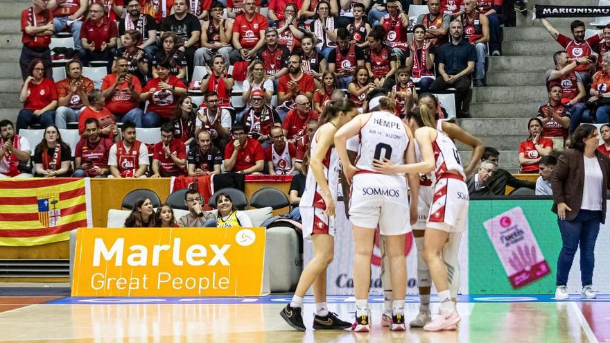 Las jugadoras del Casademont, reunidas con su afición al fondo
