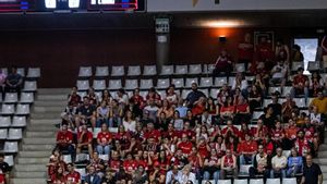 Las jugadoras del Casademont, reunidas con su afición al fondo