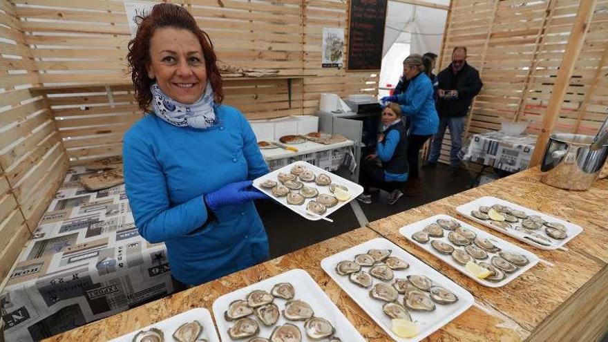 Las ostras al natural y en empanada son los platos estrella de la gran fiesta de Soutomaior.  // Alba Villar