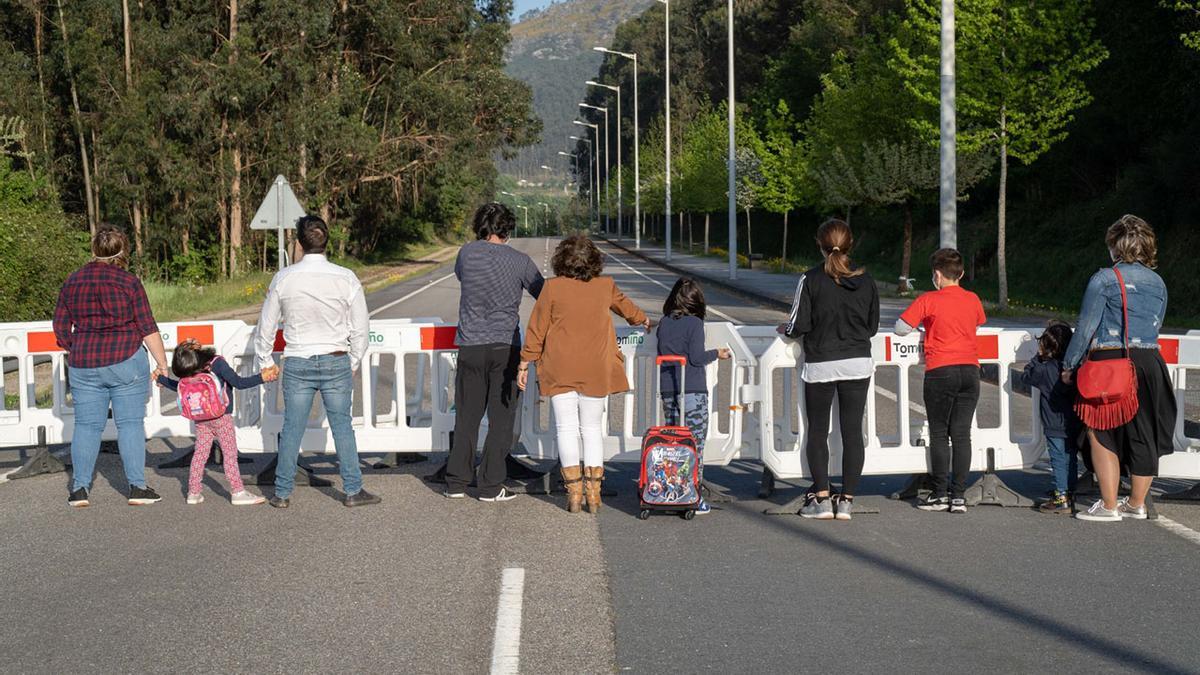 Algunas de las familias de Tomiño afectadas, en el puente internacional que une Goián con Vila Nova de Cerveira 