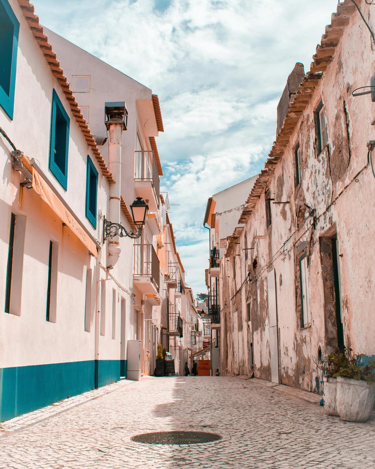 Nazaré conserva el encanto decadente de un pueblo real, no un parque turístico