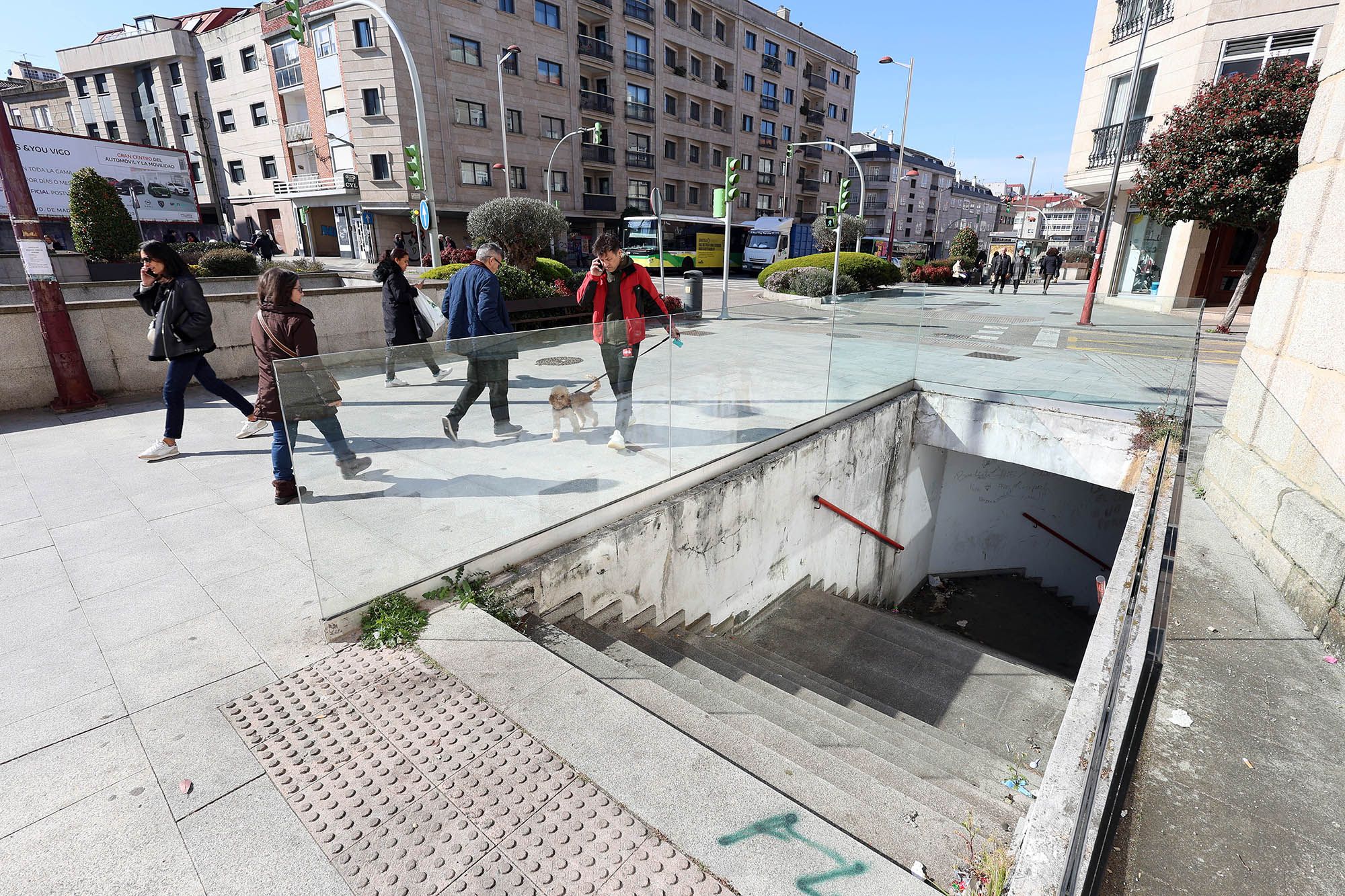 Jeringuillas y un olor insoportable así es el acceso 'prohibido' de O Calvario