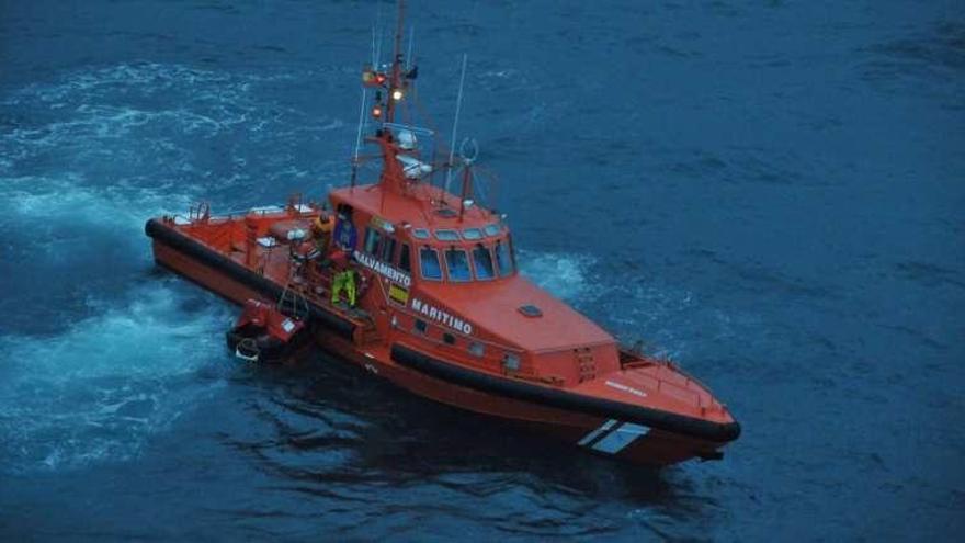 Rescatan a dos marineros cerca de Estaca de Bares al naufragar su embarcación