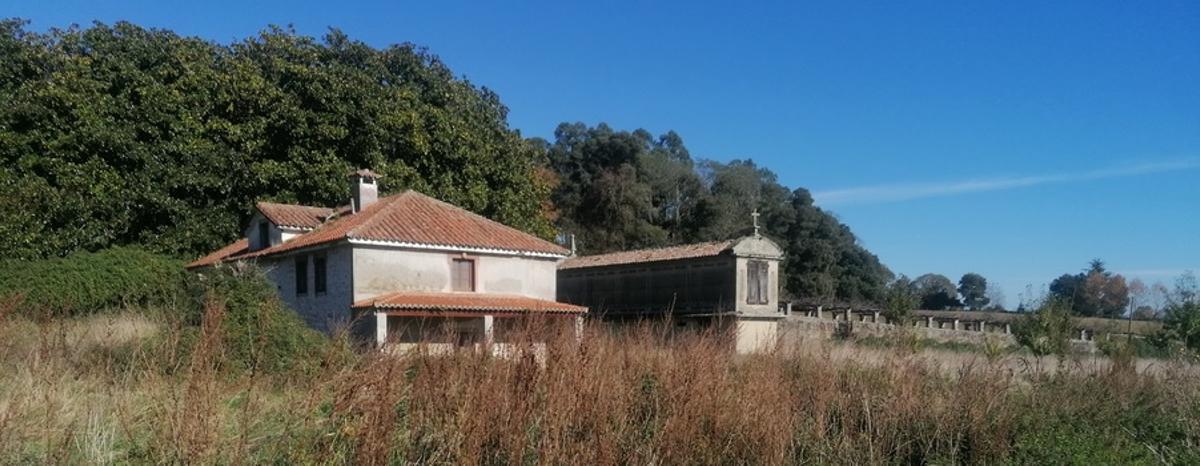 La Casa das Cunchas y el hórreo extramuros del pazo de Meirás que son propiedad de los Franco.
