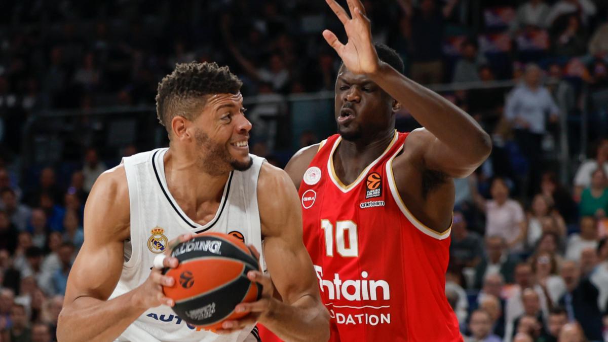 El pivot caboverdiano del Real Madrid, Walter Tavares, con el balón ante la defensa del pivot francés de Olympiacos, Moustapha Fall, durante el tercer partido de playoffs