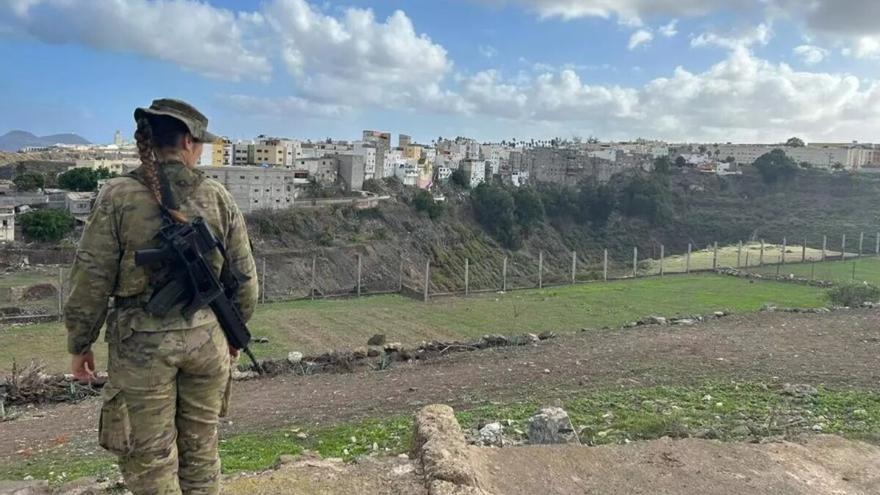 Despliegan a soldados del Ejército de Tierra en barrios y playas de Canarias