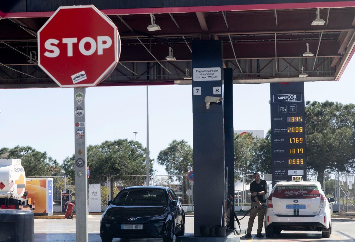 Varios vehículos repostan en una gasolinera que ofrece GLP.
