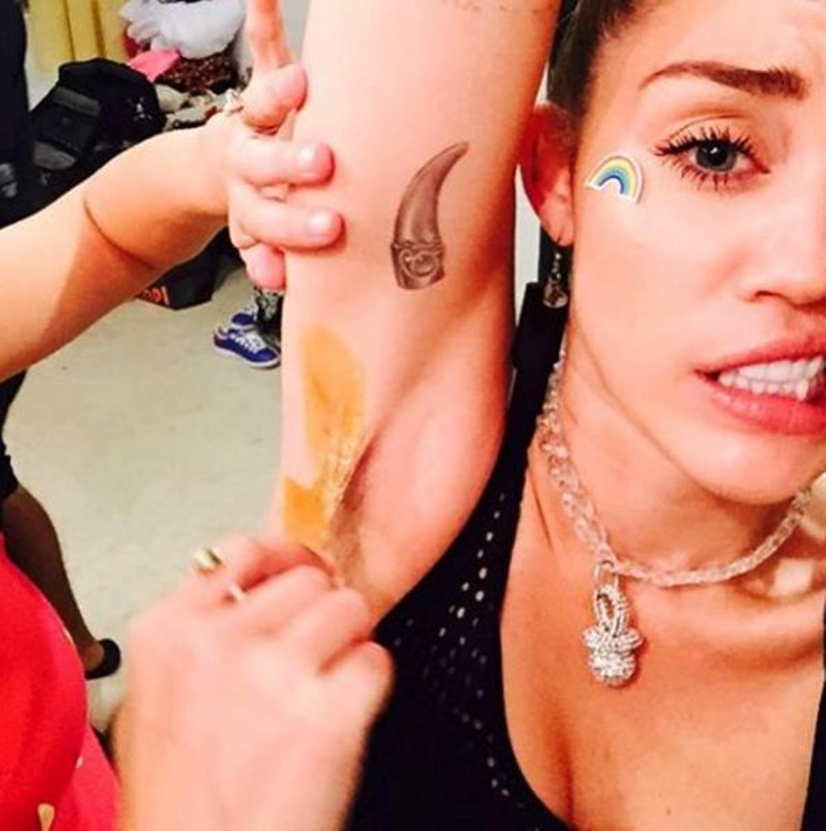 ¿Cera? No, un colmillo. El tatuaje de Miley Cyrus