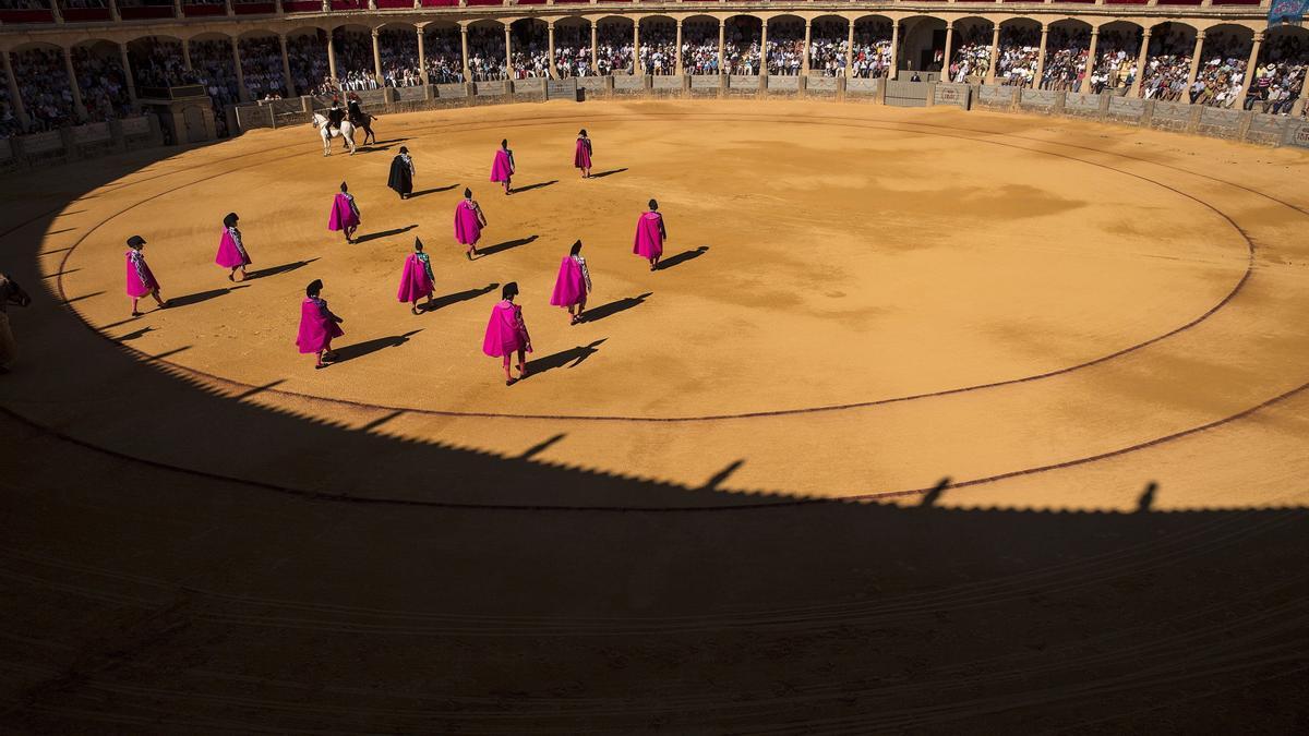 Vista del paseíllo durante la celebración de la LVIII Corrida Goyesca, en la Plaza de Toros de la Real Maestranza de Caballería de Ronda con los espadas Morante de la Puebla, Julián López &quot;El Juli&quot; y Miguel Ángel Perera comparten cartel con toros de la ganadería de Zalduendo.