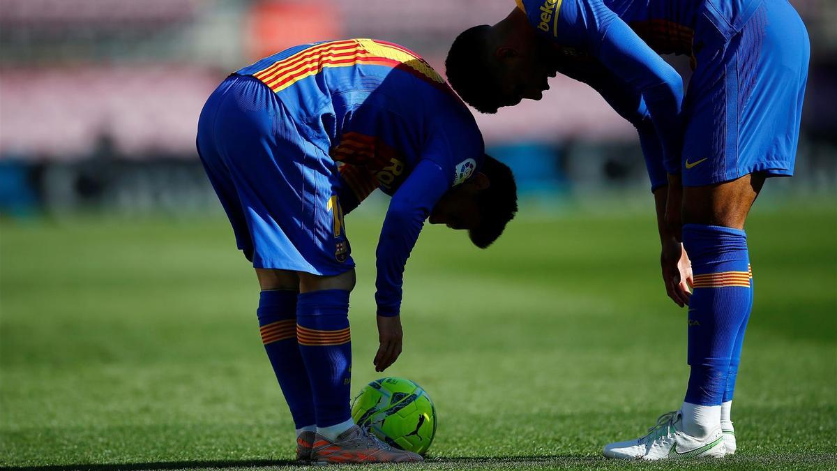 Messi justo antes de picar la falta